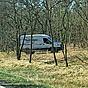 Was macht ein Transporter tagelang allein im Wald?